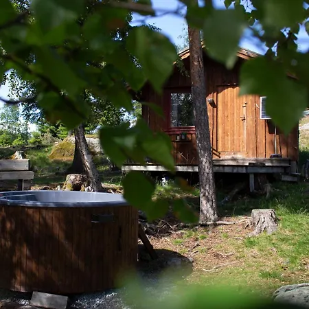 Cosy Cabin Without Running Water And Electricity 캠프장 레방게르